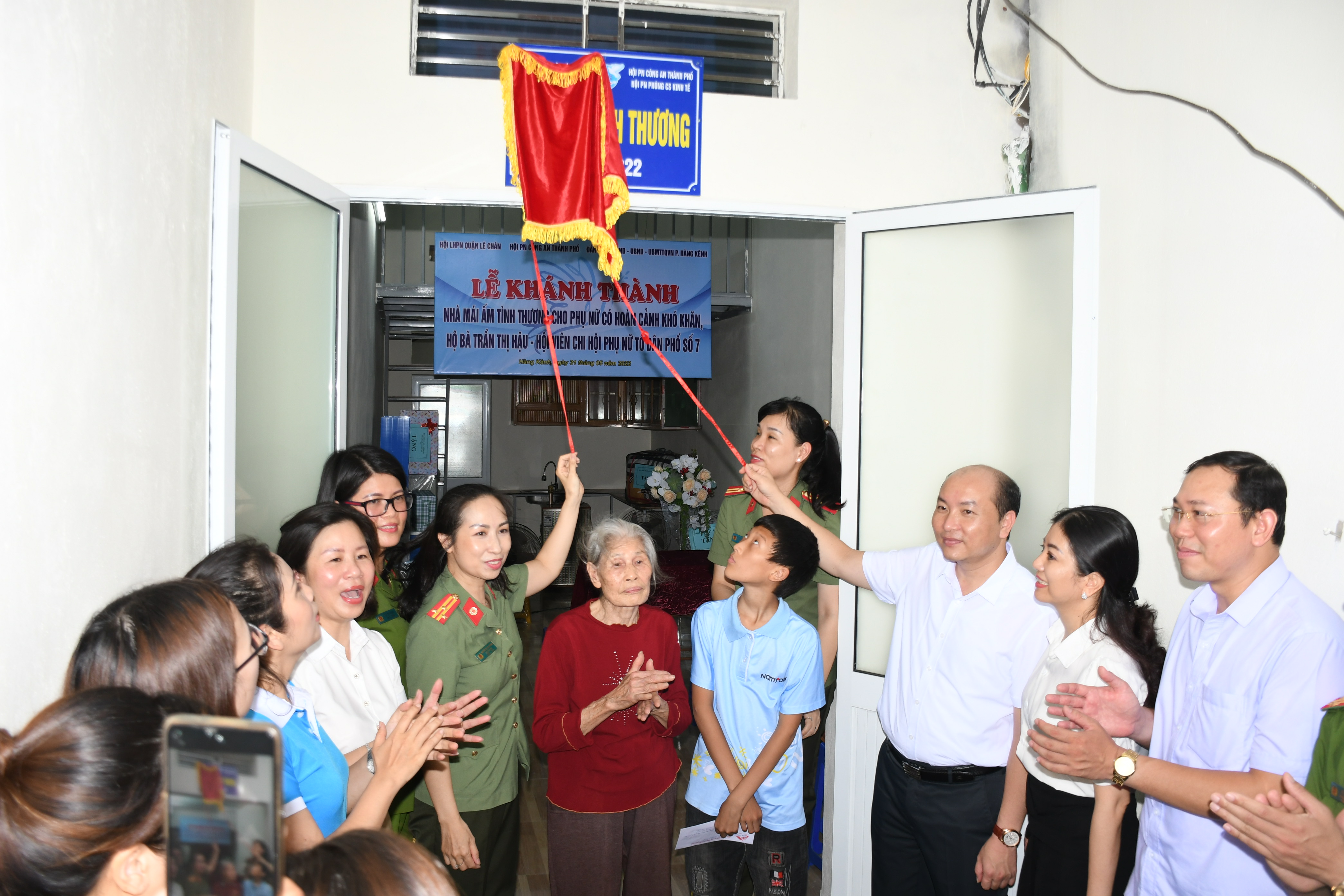 Khánh thành nhà 